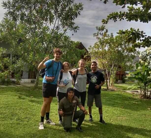 منتجع Gino S Place Guest House & Jungle Trekking