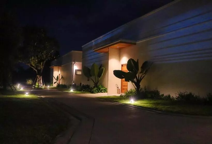 هتل Toledo Pool Villa