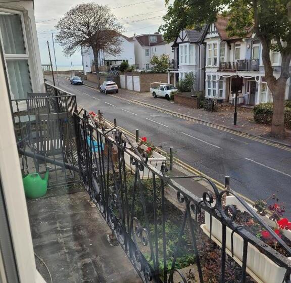 پانسیون Edelweiss Guest House