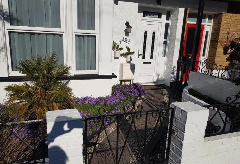 پانسیون Edelweiss Guest House