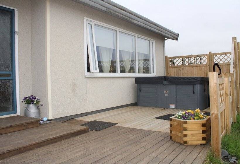 پانسیون Stóri Bakki Guesthouse With Hot Tub