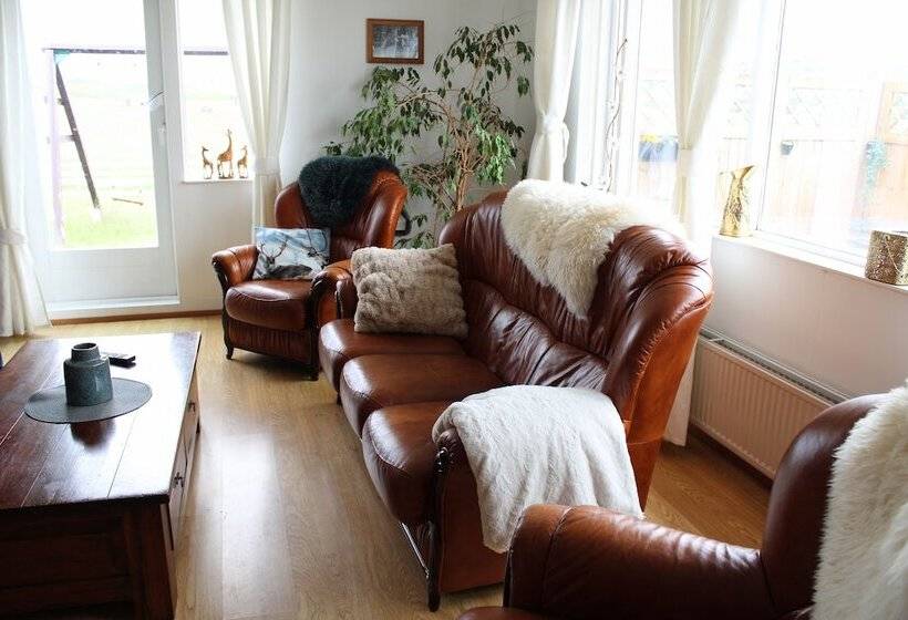پانسیون Stóri Bakki Guesthouse With Hot Tub