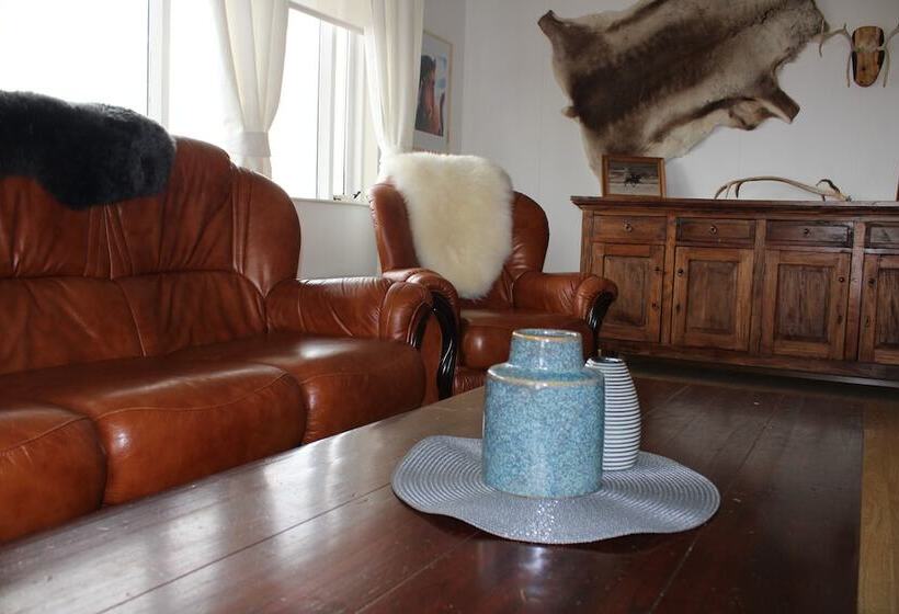 پانسیون Stóri Bakki Guesthouse With Hot Tub