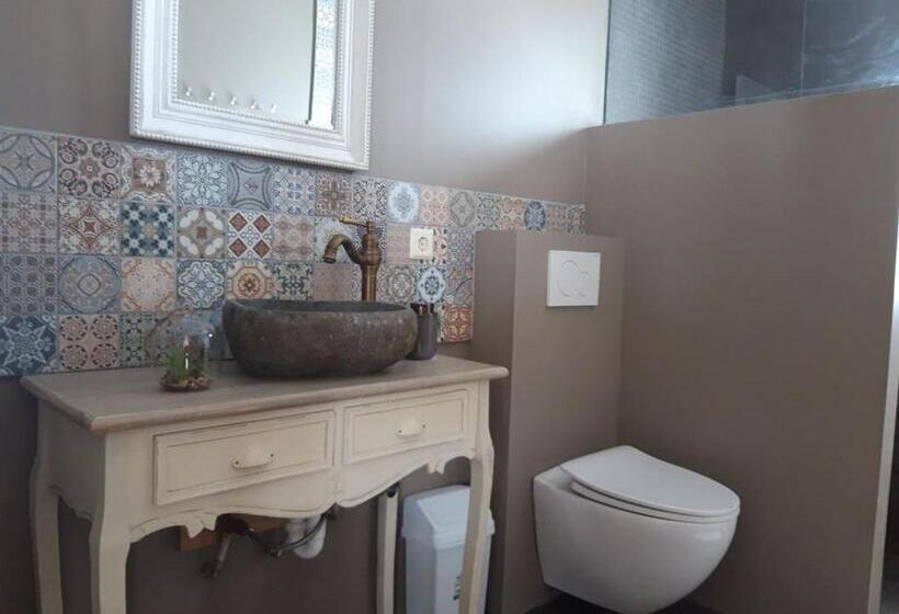 پانسیون Stóri Bakki Guesthouse With Hot Tub