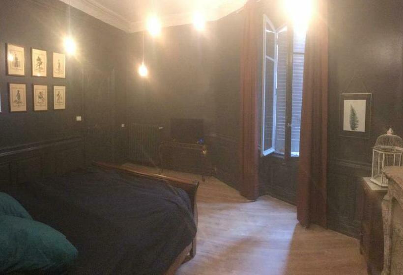 住宿加早餐  Chambre Privée Totalement Indépendante Au Cœur De La Ville