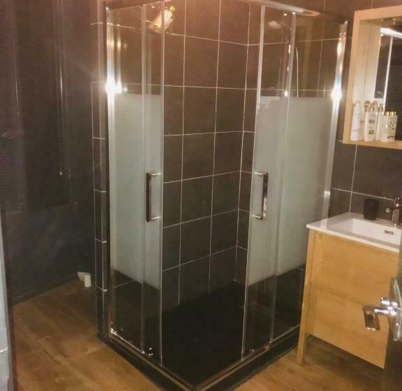 住宿加早餐  Chambre Privée Totalement Indépendante Au Cœur De La Ville