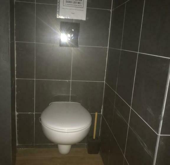 住宿加早餐  Chambre Privée Totalement Indépendante Au Cœur De La Ville