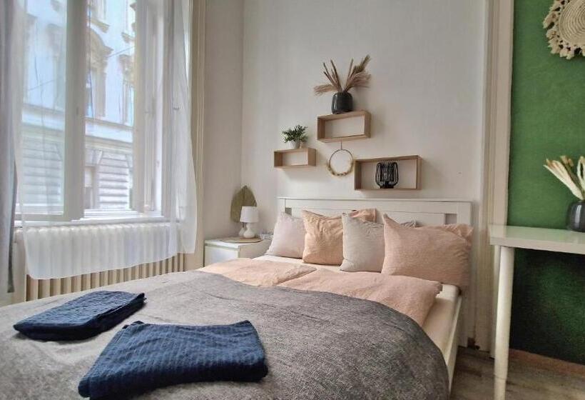 پانسیون Gellerico Rooms At Rákóczi Square