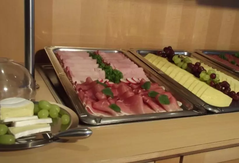 Отель Bettina Garni