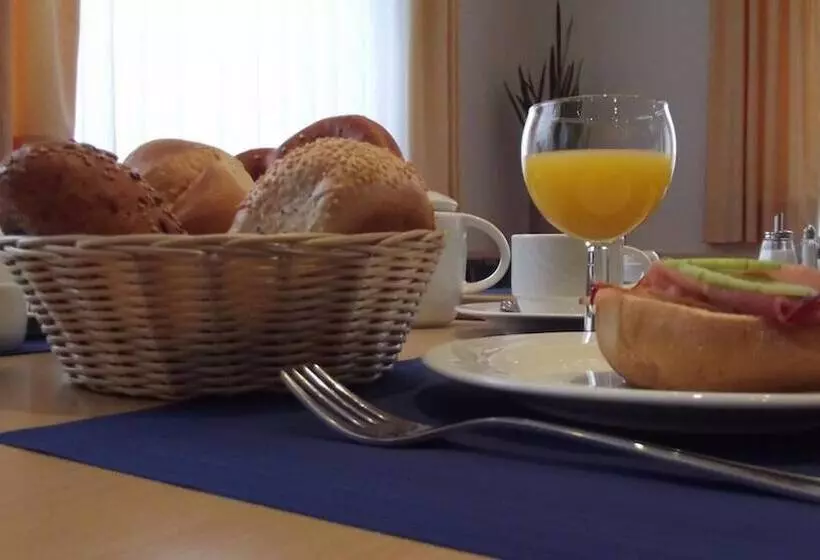 Отель Bettina Garni