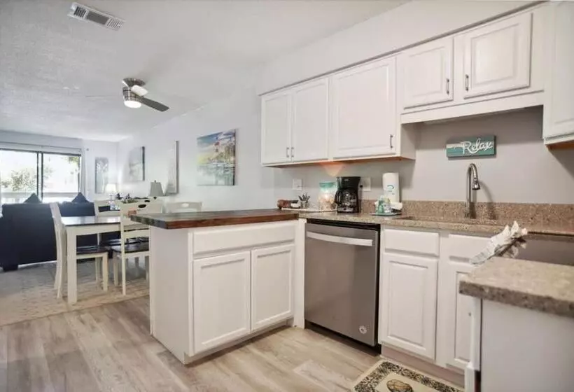 5 Stars Peaceful Condo   7 Min Walk To The Beach