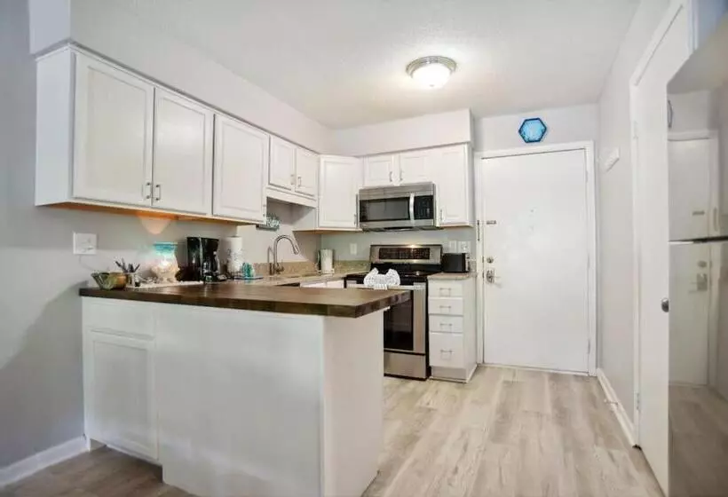 5 Stars Peaceful Condo   7 Min Walk To The Beach