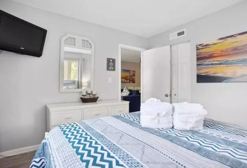 5 Stars Peaceful Condo   7 Min Walk To The Beach