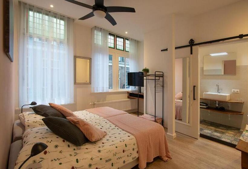 Bed and Breakfast Lekkerwegbijleeuwen, 1 Minuut Naar Hartje Centrum