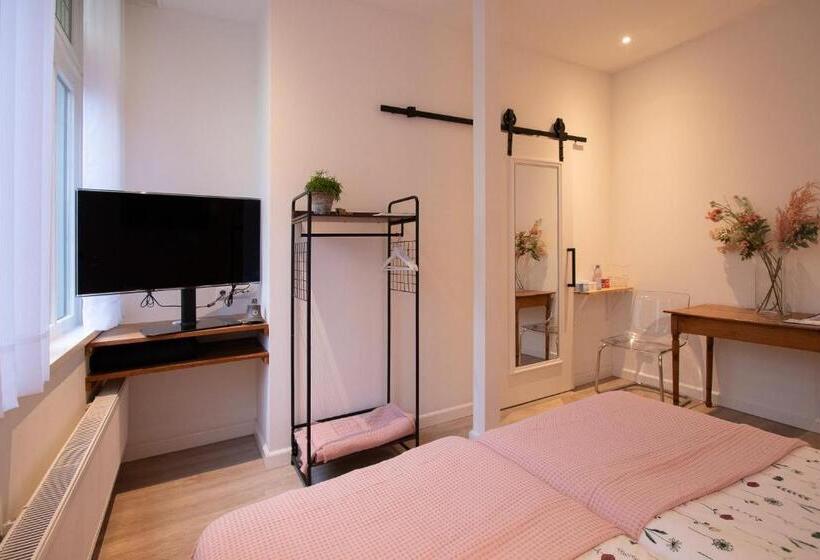 Bed and Breakfast Lekkerwegbijleeuwen, 1 Minuut Naar Hartje Centrum