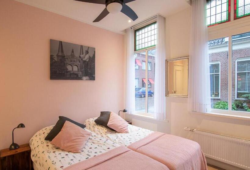 Bed and Breakfast Lekkerwegbijleeuwen, 1 Minuut Naar Hartje Centrum