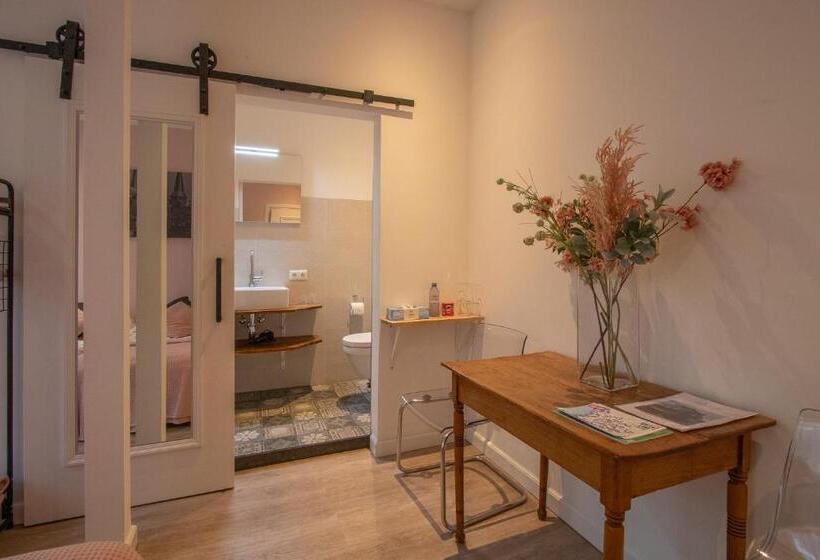 Bed and Breakfast Lekkerwegbijleeuwen, 1 Minuut Naar Hartje Centrum