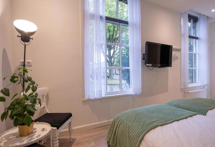 Bed and Breakfast Lekkerwegbijleeuwen, 1 Minuut Naar Hartje Centrum