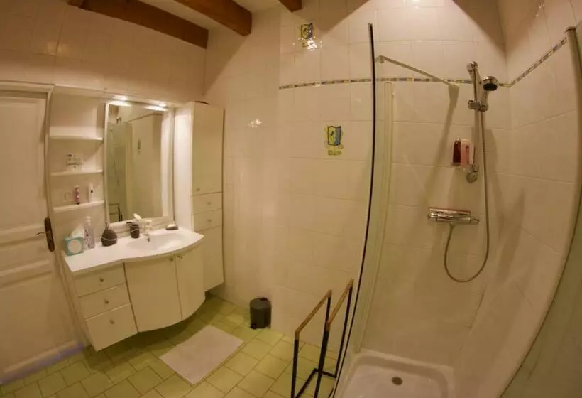 ベッドアンドブレックファースト Au Lavoir Du Serein La Billaude Et La Langouette