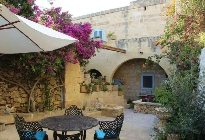 تختخواب و صبحانه The Garden Gate