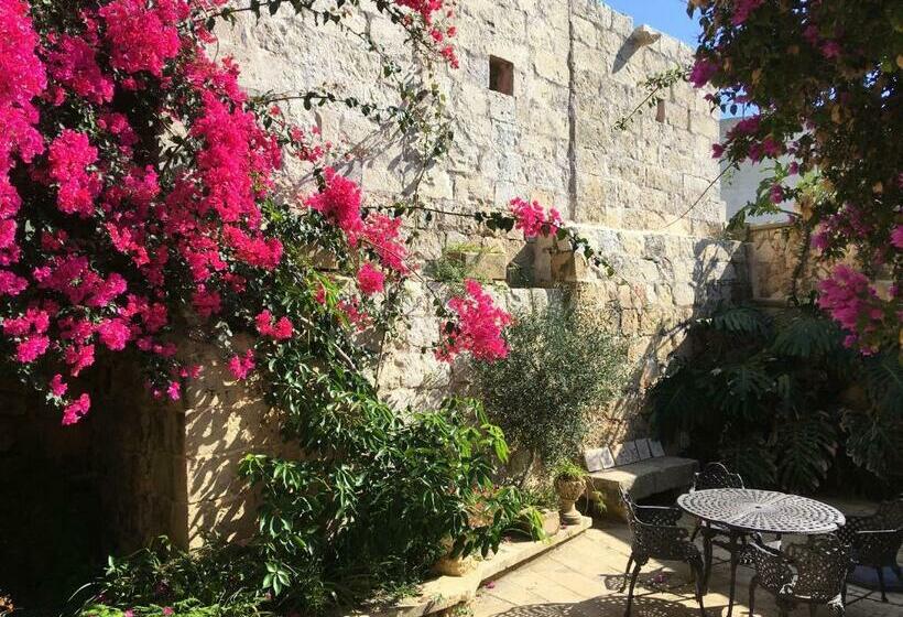 تختخواب و صبحانه The Garden Gate