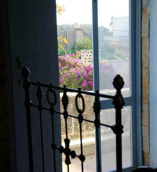 تختخواب و صبحانه The Garden Gate