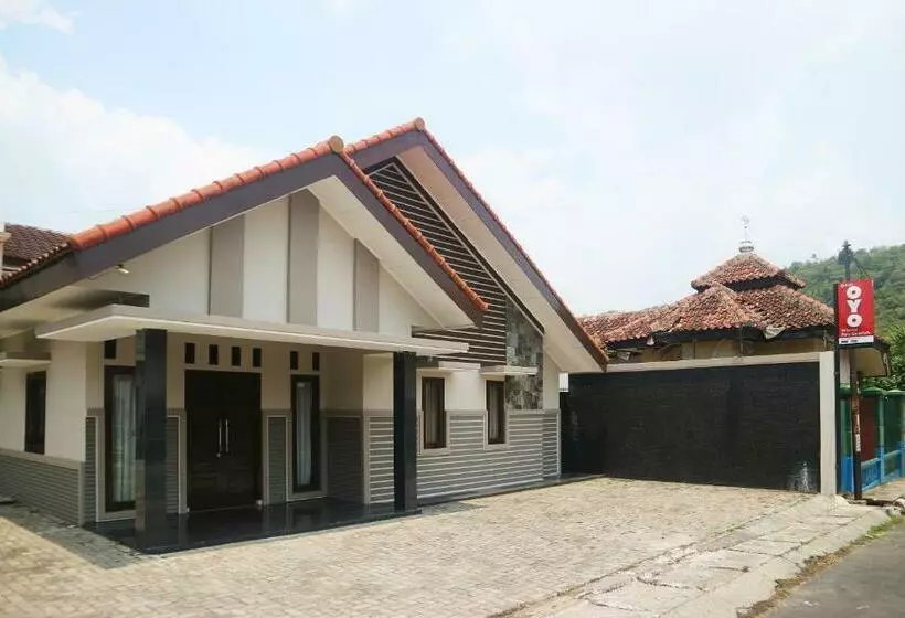 Hotelli Oyo 1547 Wisma Ray Syariah