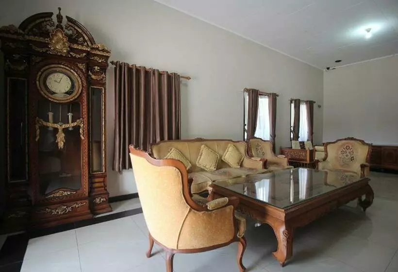 Hotelli Oyo 1547 Wisma Ray Syariah