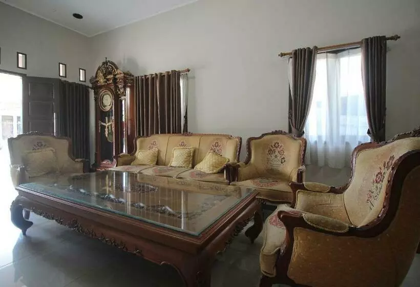 Hotelli Oyo 1547 Wisma Ray Syariah