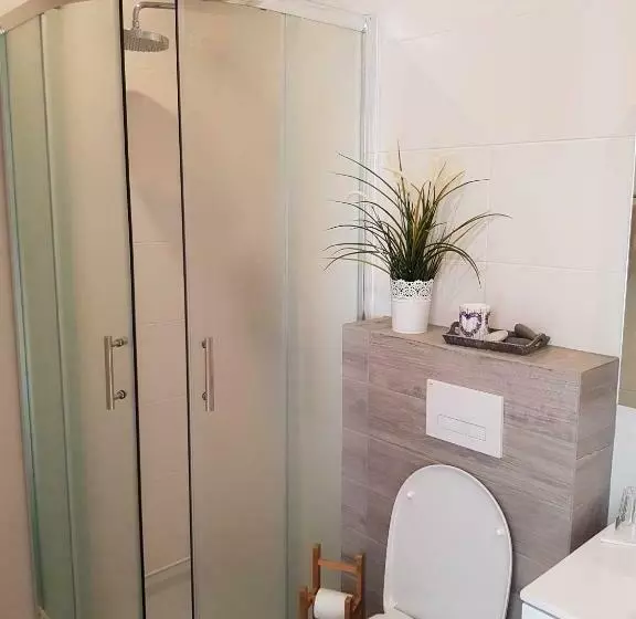 پانسیون Guesthouse Henia Bed&spas