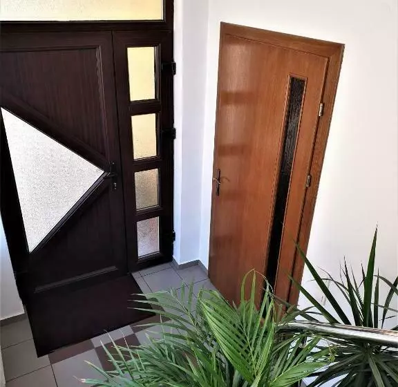 پانسیون Roro Residence