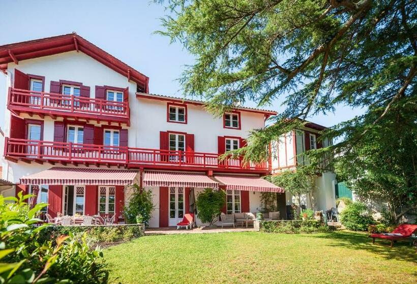 تختخواب و صبحانه Aita Baita