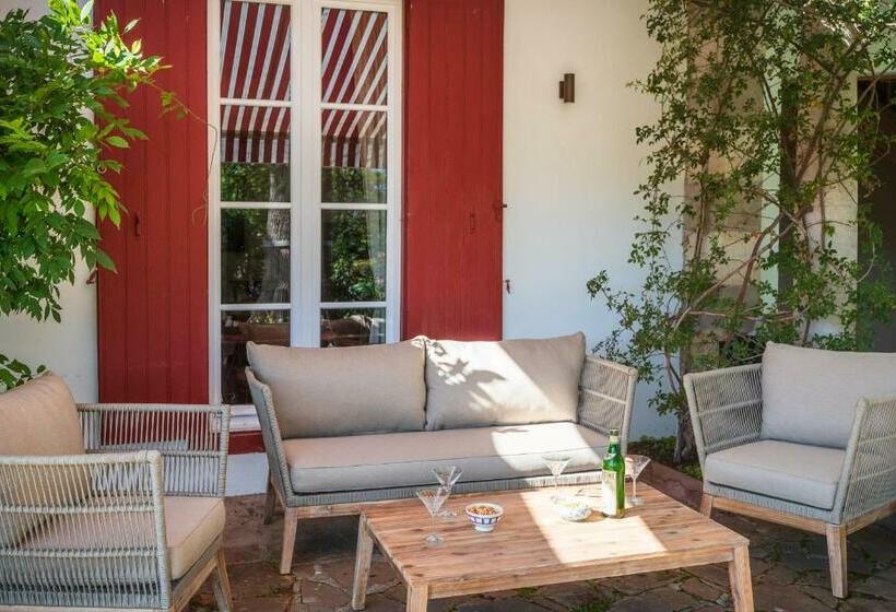 تختخواب و صبحانه Aita Baita