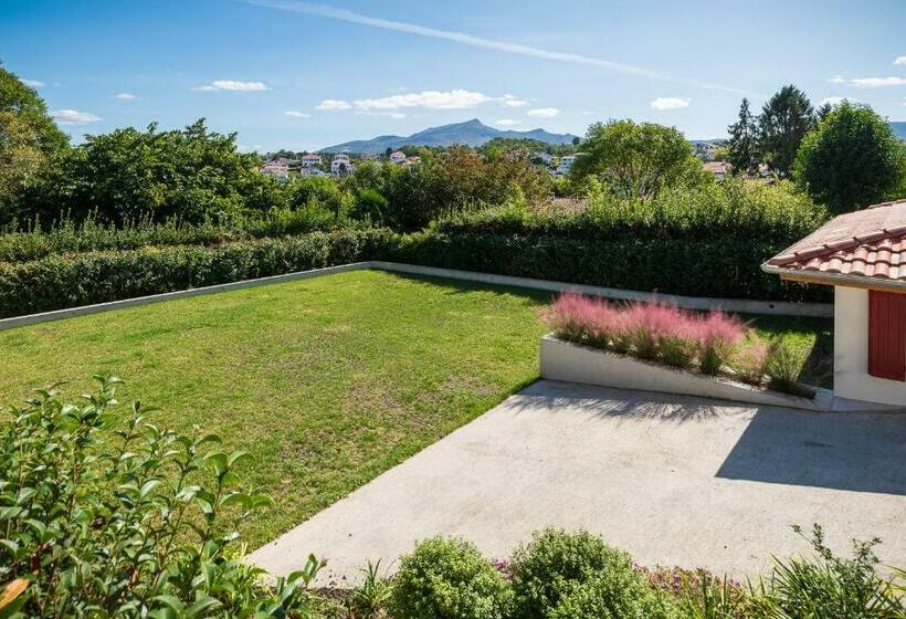 تختخواب و صبحانه Aita Baita