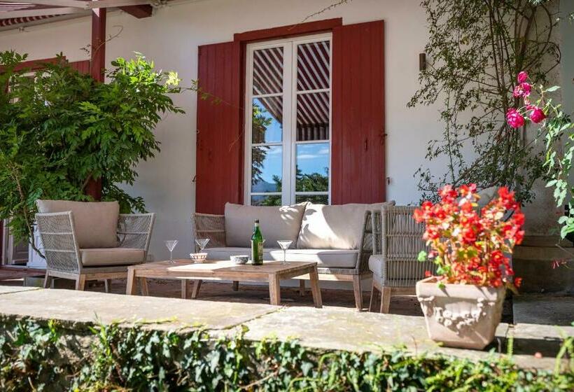 تختخواب و صبحانه Aita Baita