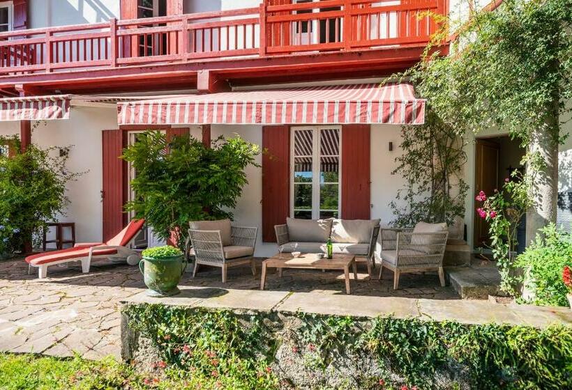 تختخواب و صبحانه Aita Baita