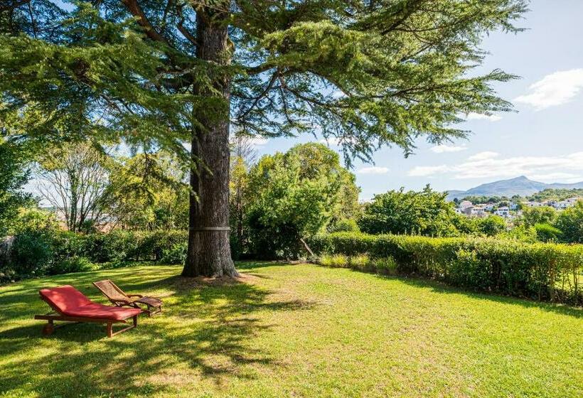 تختخواب و صبحانه Aita Baita