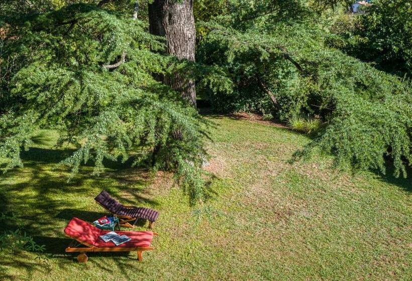 تختخواب و صبحانه Aita Baita