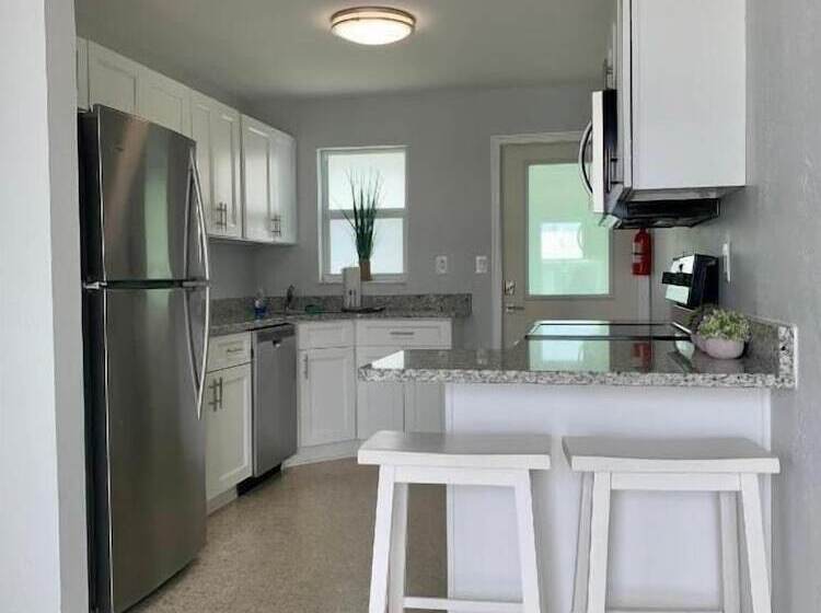 Отель Ocean Eleven Suites