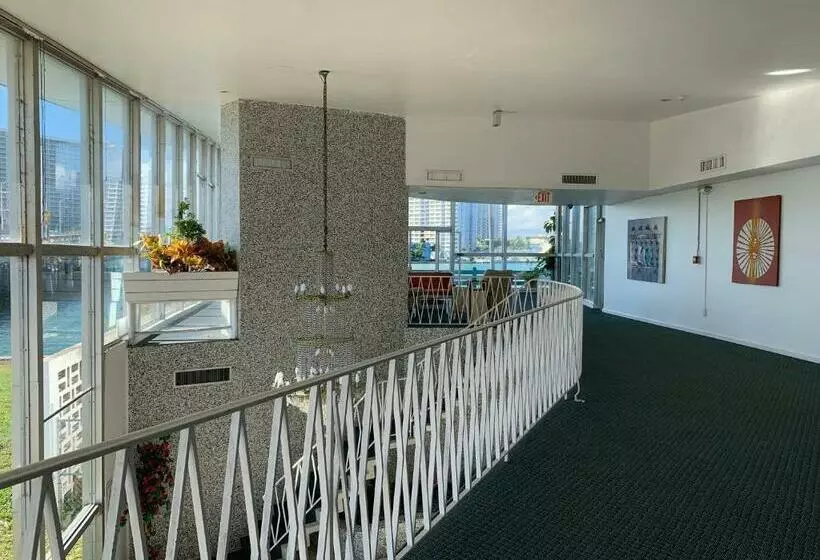 هتل International Inn On The Bay