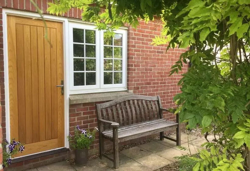 Majatalo Garden Room