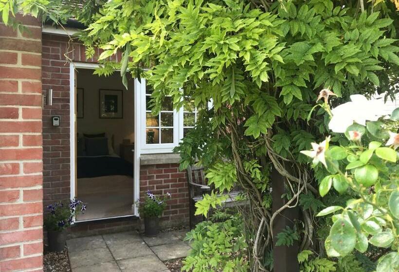 بنسيون Garden Room