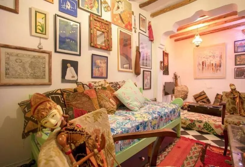 پانسیون Afra House