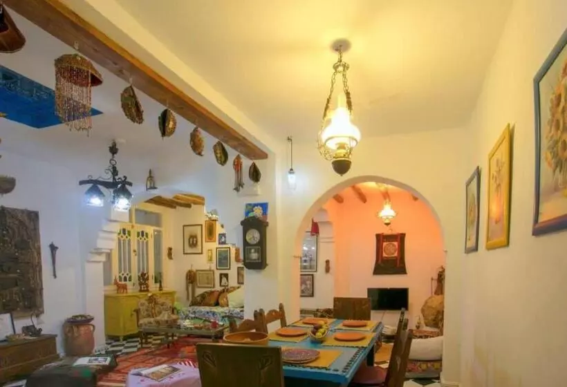 پانسیون Afra House
