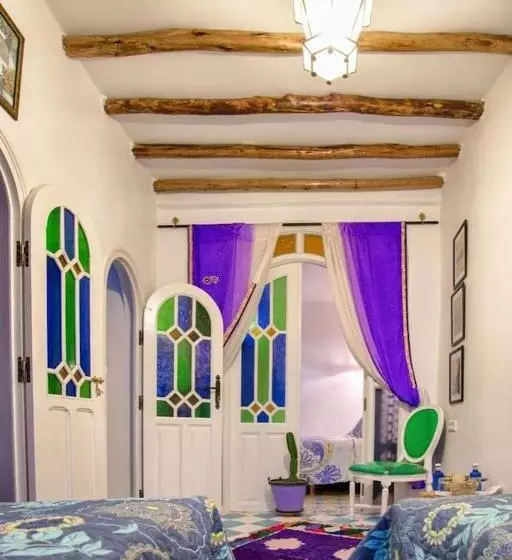 پانسیون Afra House