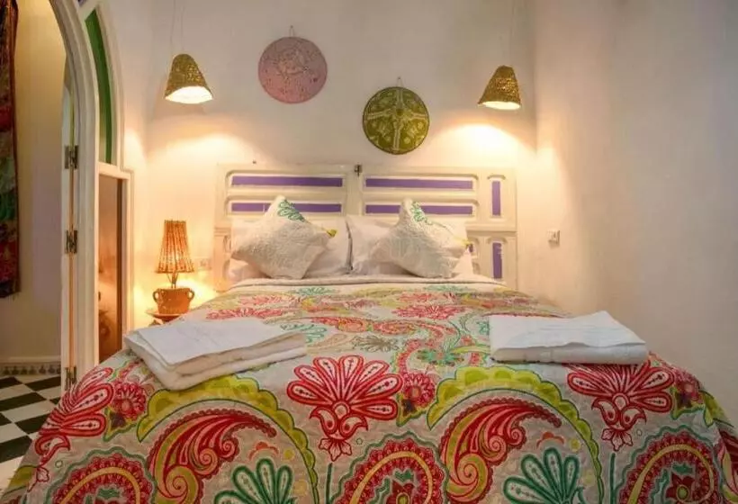 پانسیون Afra House