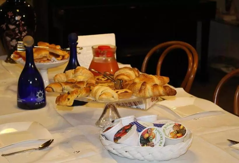 تختخواب و صبحانه La Trunera Guest House