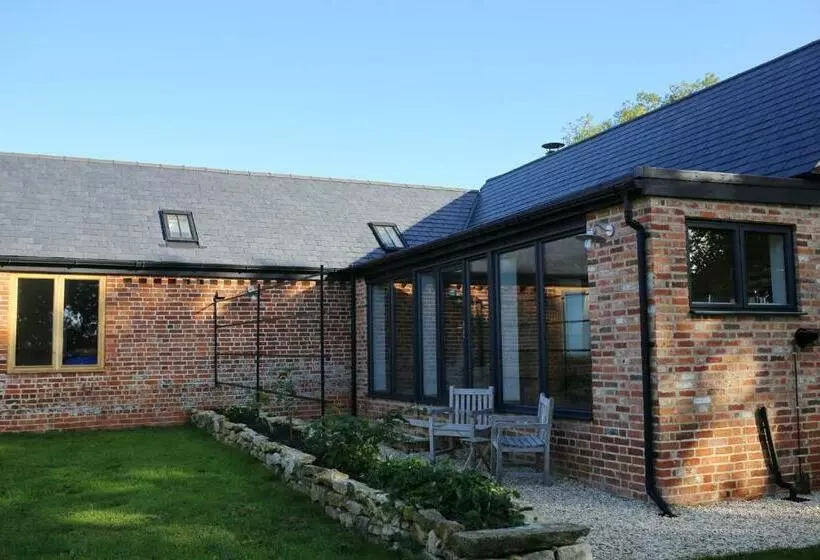 Majatalo Hedges House