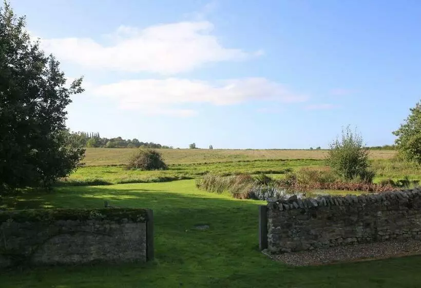 Majatalo Hedges House