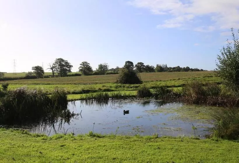 Majatalo Hedges House